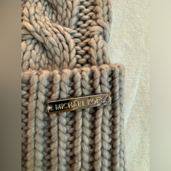 Micheal Kors Women’s Gray Cable Knit Beanie NWT One Size - Picture 2 of 4